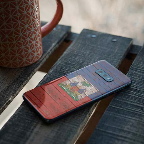 Haiti Flag Dark Wood Galaxy S10e Skin
